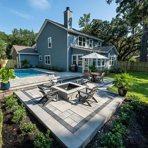 Luxury House W/ Backyard Oasis. Heated Pool. Holiday home